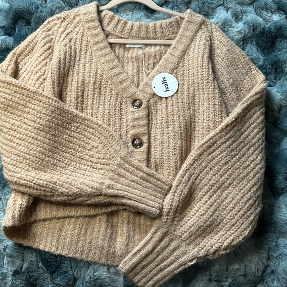 Isalis Sweater M/L NWT - Picture 3 of 5